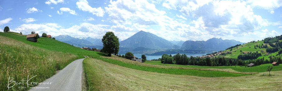 Panoramaaufnahme etwas oberhalb von Sigriswil mit Blick auf den Thunersee und den Niesen