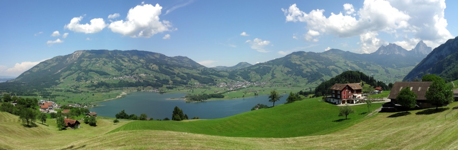 Panoramaaufnahme mit Rigi, Lauerzersee, Zugerberg, Wildspitz, Sattel, Hochstuckli, Mythen