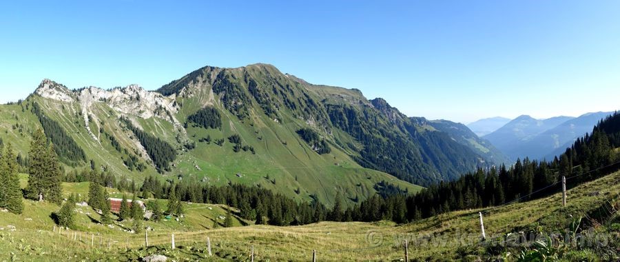 Aussicht von Eggen auf Lachenhörnli/Storegghorn (1872 m) und Schluchberg (2106 m)