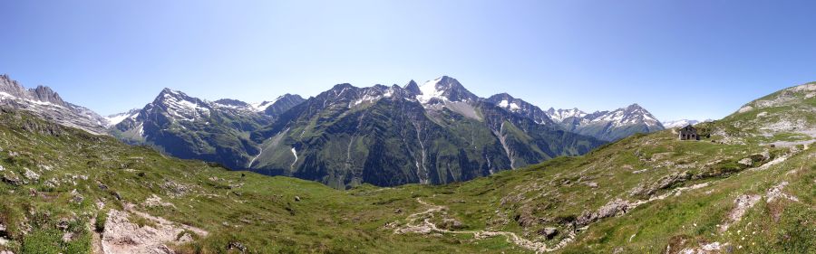 Panoramaaufnahme mit Windgällenhütte AACZ im Maderanertal