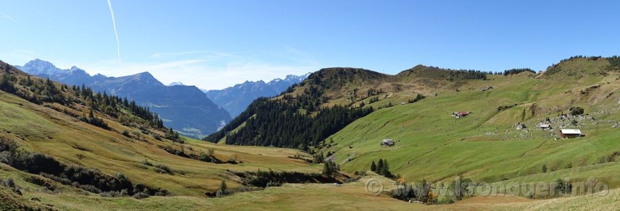Links der Alpenkiosk Fleschsee und rechts die Hüenderegg (1874 m)