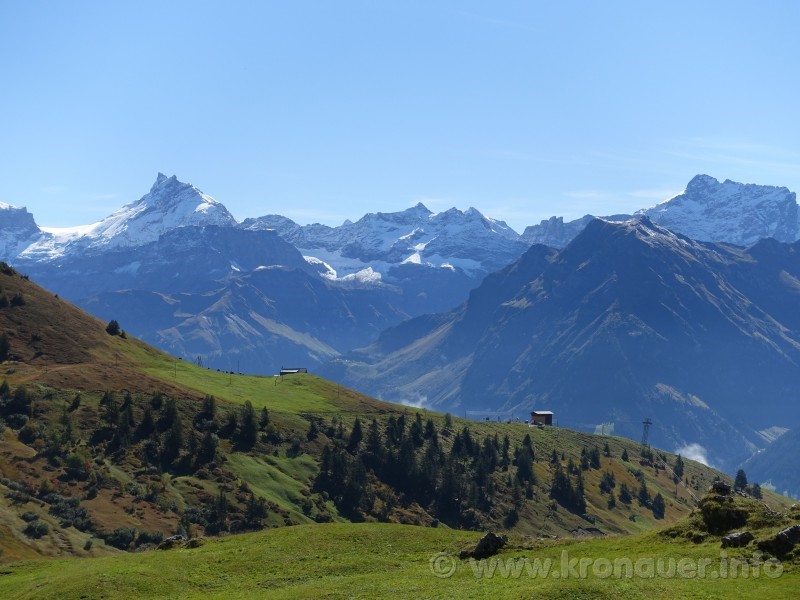 Aussicht vom ehemaligen Alpstubli Selez auf Ruegig und das Schärhorn