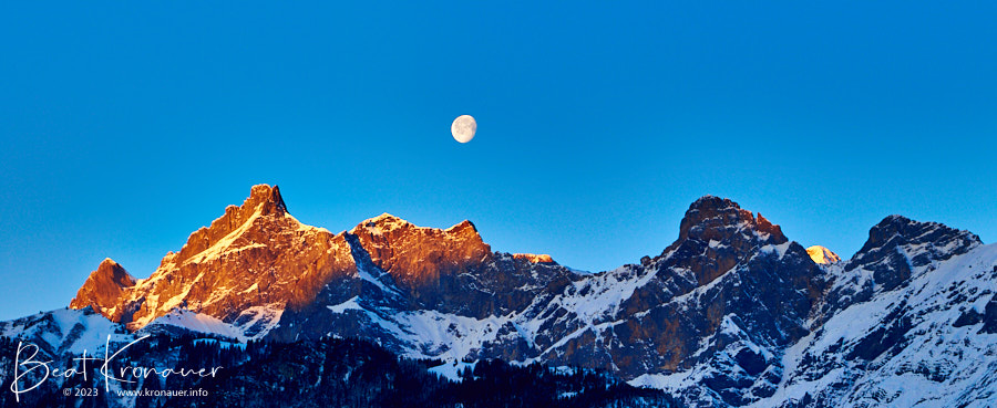 Mond bei Sonnenaufgang zwischen Gitschenhöreli und Rot Gitschen im Kanton Uri